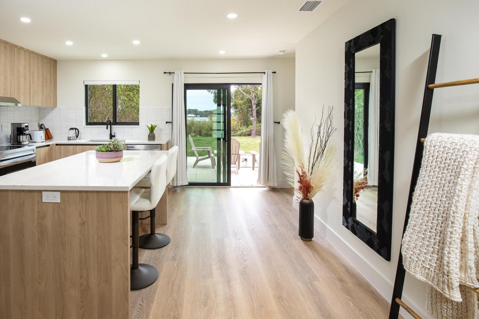 Black Vanilla - Stylish Symphony 3Miles Downtown Naples Exterior photo